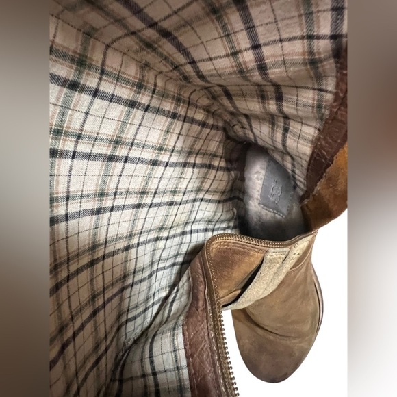 UGG Darcy Australian Riding Buckle Boots w/ zipper
Full Grain Distressed Leather - Picture 14 of 14